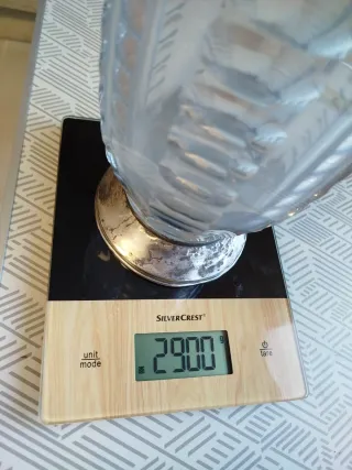 Antiguo jarrón de cristal con base y boca de plata