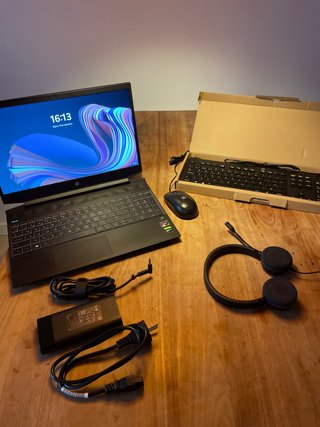 HP Pavilion Gaming 15 Laptop con mouse teclado