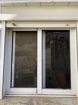 Ventana con persiana y mosquitera