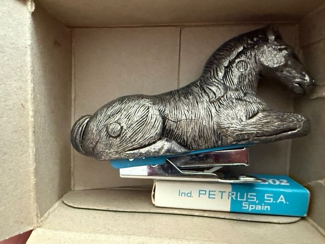 Escritorio Grapadora min Petrus Caballo Decorativo