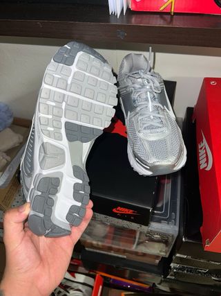 Nike Vomero 5 Gris y Plateado