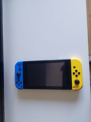 Nintendo Switch Azul y Amarillo