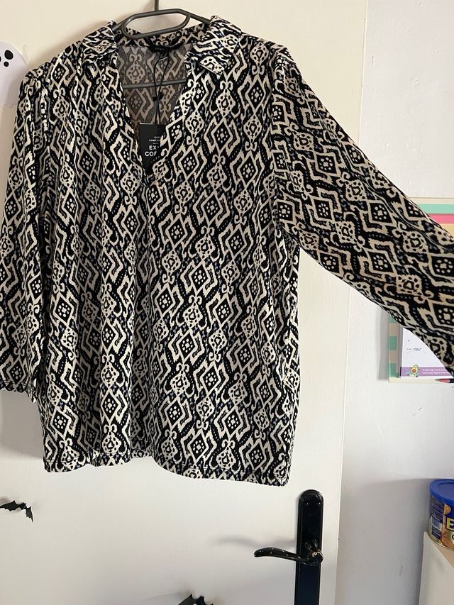 Camisa estampada beige y negra