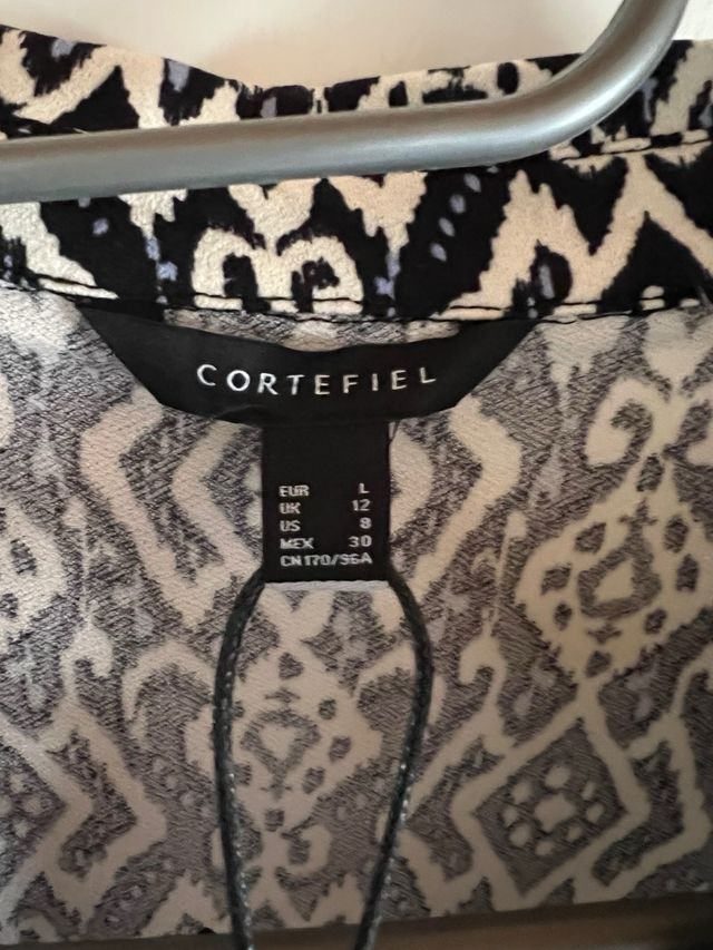 Camisa estampada beige y negra