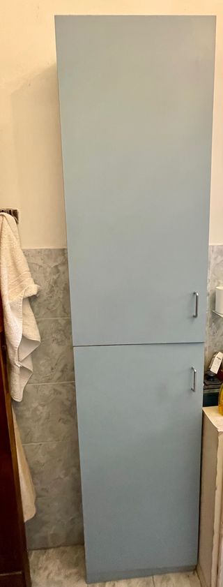 Mobiletti azzurri a mensole in legno