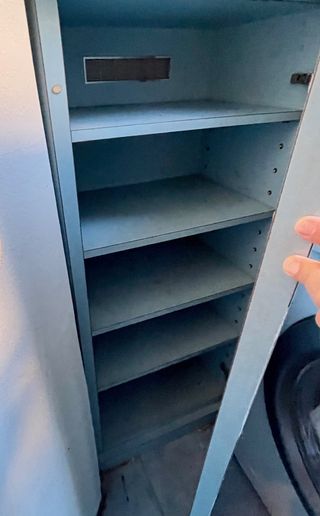 Mobiletti azzurri a mensole in legno