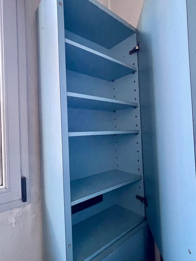 Mobiletti azzurri a mensole in legno