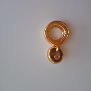 Pendientes dorados fiesta.