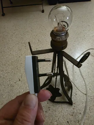 Lámpara de mesa antigua de metal