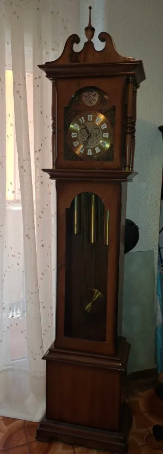 Reloj de péndulo antiguo de madera