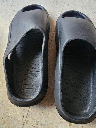 Chanclas negras muy cómodas