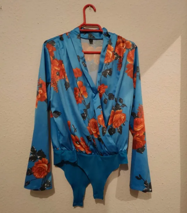 Blusa azul con estampado floral