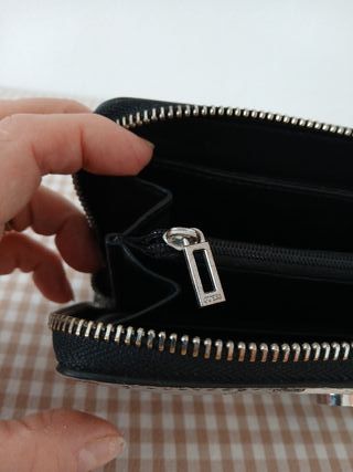 Cartera Guess Gris y Blanca