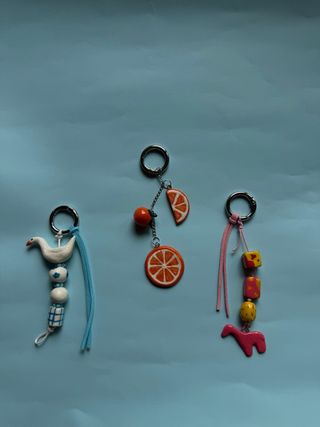 Llaveros artesanales con figuras