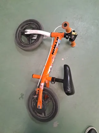 Bicicleta de equilibrio naranja Decathlon