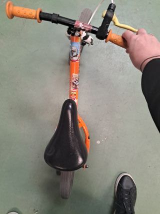 Bicicleta de equilibrio naranja Decathlon