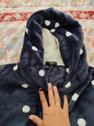 Bata poncho polar lunares talla L