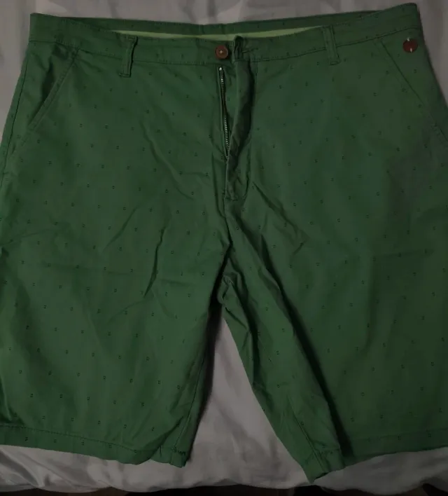 Pantalones cortos chinos verdes estampados