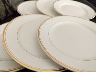 Platos La Cartuja Pickman. Blanco y oro