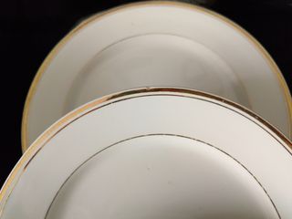 Platos La Cartuja Pickman. Blanco y oro