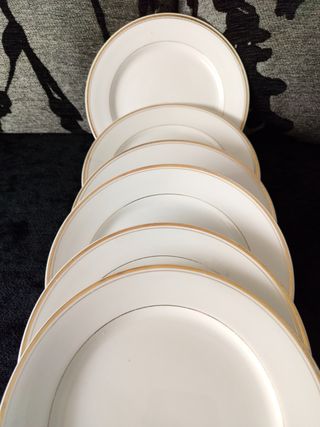 Platos La Cartuja Pickman. Blanco y oro