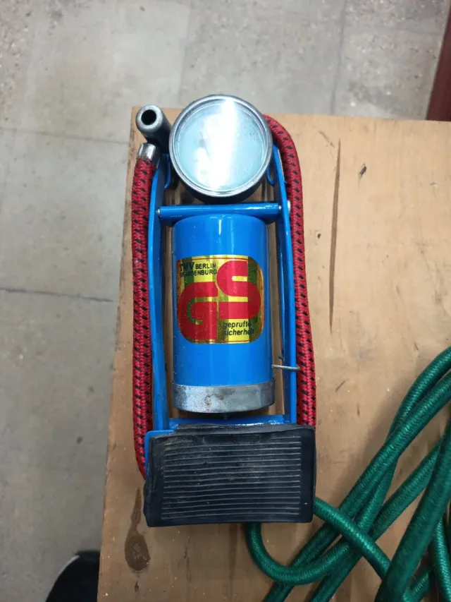 Inflador de pie con manómetro