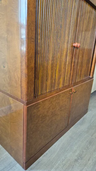 Mueble de caoba con puertas