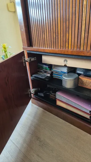 Mueble de caoba con puertas