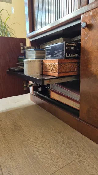 Mueble de caoba con puertas