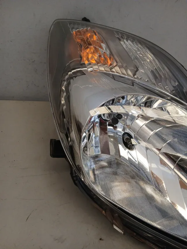 Faro Derecho Toyota Yaris 2010