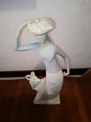 Escultura antigua mujer con cabra