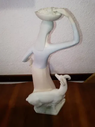 Escultura antigua mujer con cabra