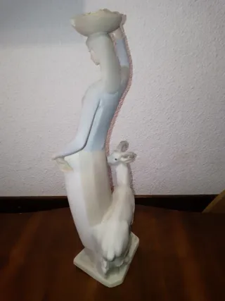 Escultura antigua mujer con cabra