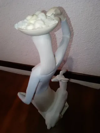 Escultura antigua mujer con cabra