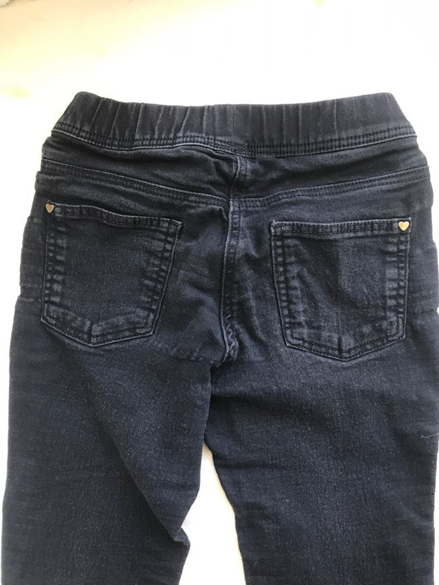 Pantalón niña ajustado negro T. 122/128