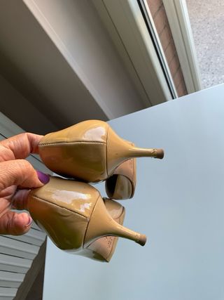 Scarpe vernice beige BROCCOLI