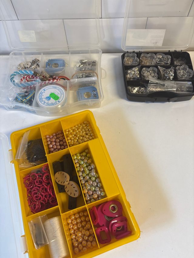 Lote abalorios y maletines