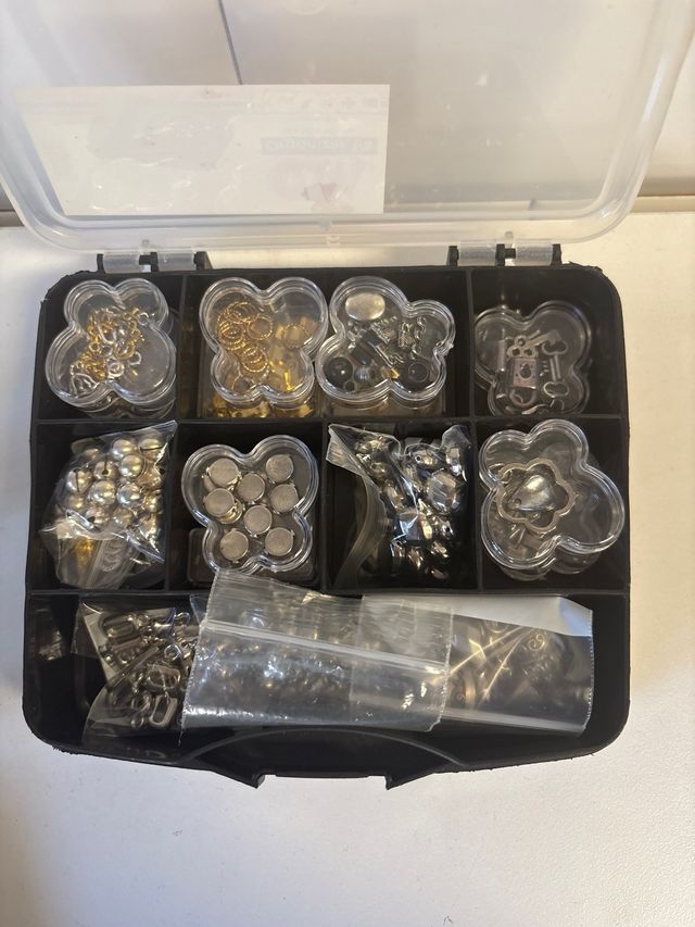 Lote abalorios y maletines