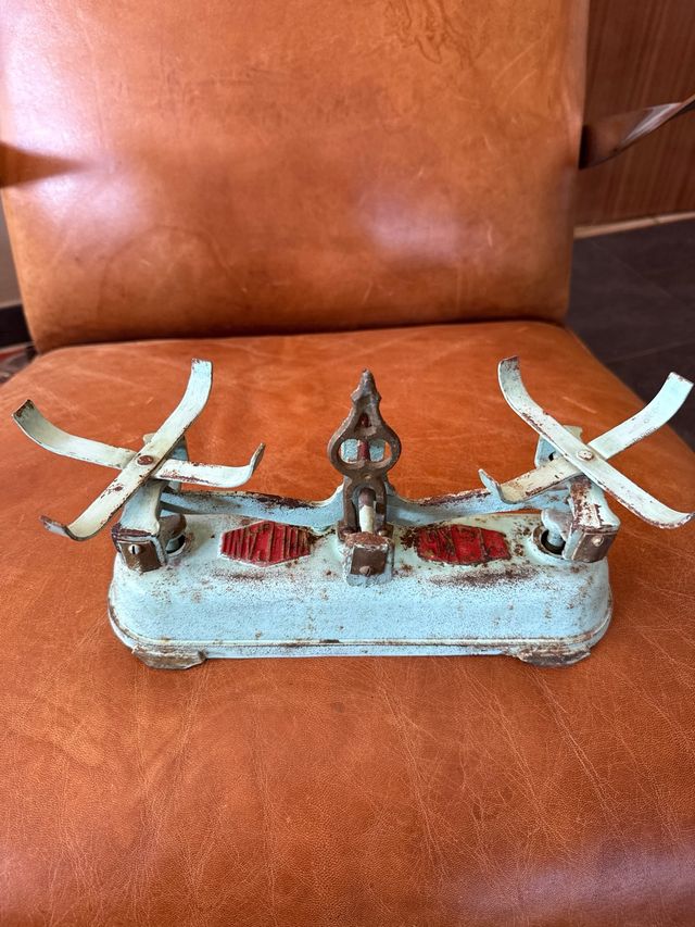 Balanza antigua decorativa azul