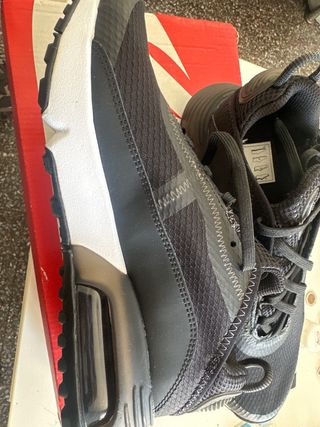 Zapatilla deportiva negra y gris