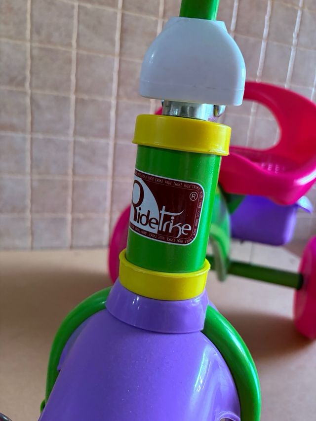 Triciclo infantil verde, rosa y morado