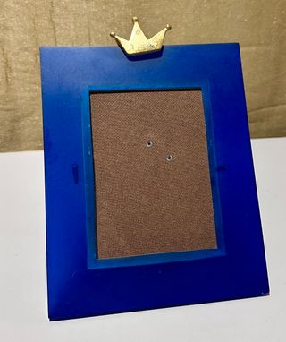 Marco de fotos azul con corona dorada