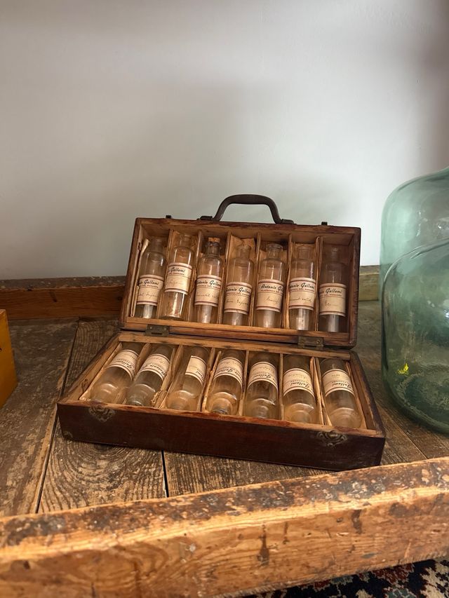 Cofre Antiguo Botellas Antonio Gallemi