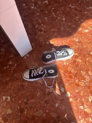 Zapatillas Converse Negras y Blancas