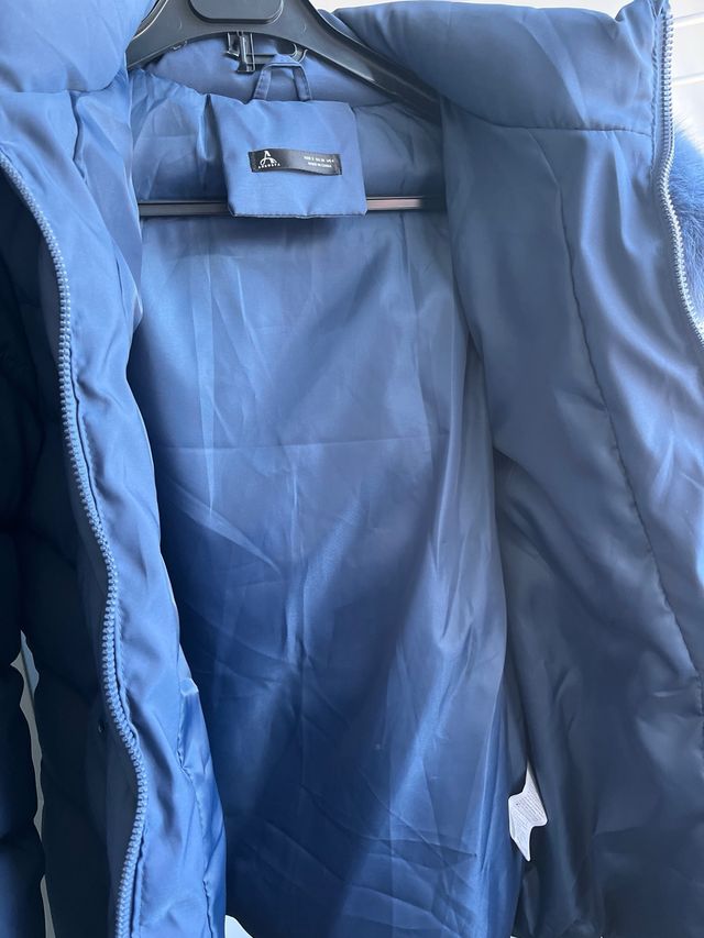 Chaqueta azul con capucha y pelo