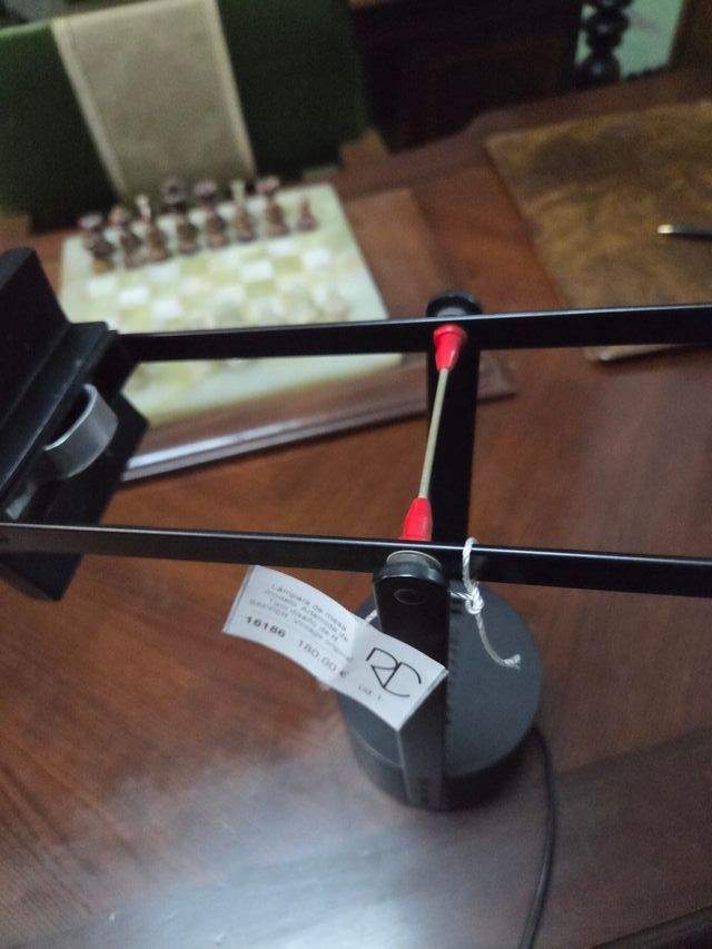 Lámpara de mesa modelo Artemide de Tizio diseño de