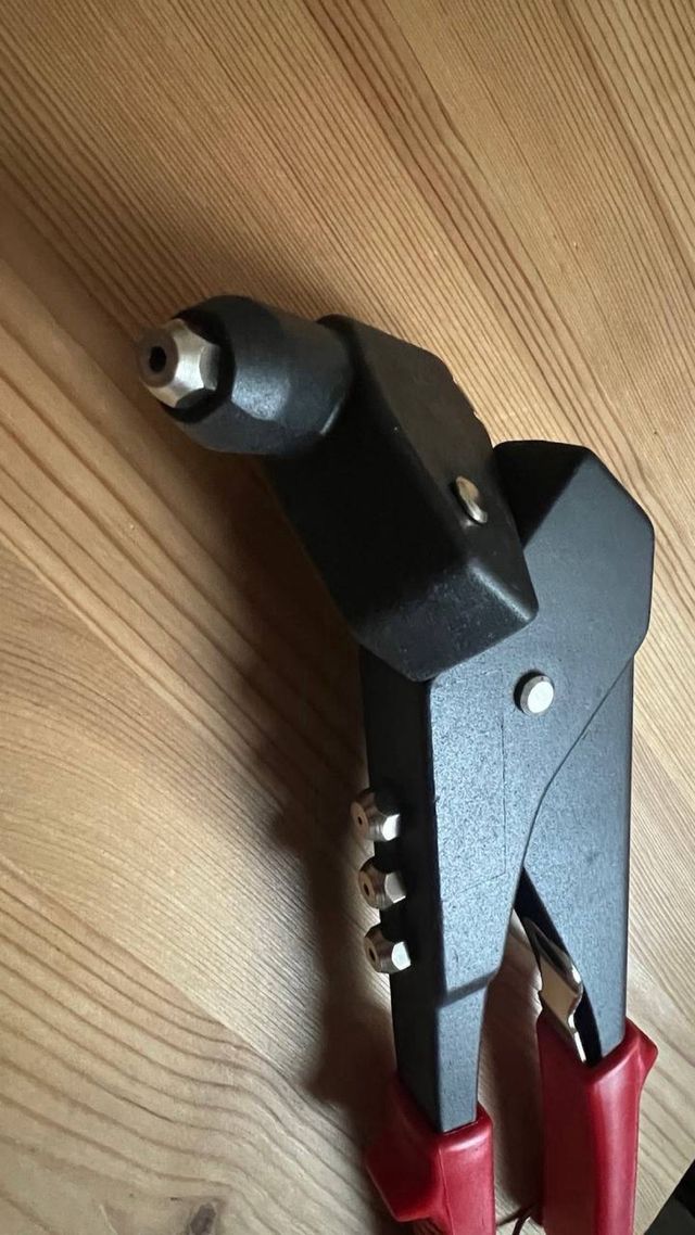 Rivettatrice manuale girevole a 360