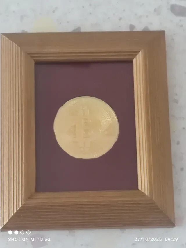 Cornice con moneta Bitcoin