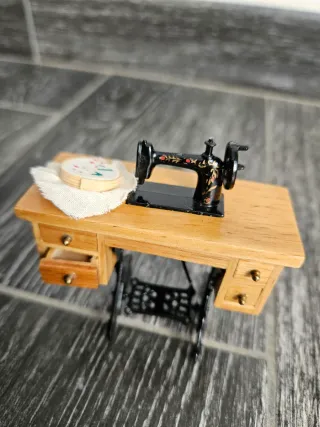 Miniatura Máquina Coser y Tabla Planchar
