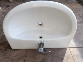 Lavabo blanco con grifo y latiguillos